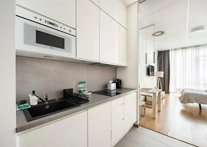 Jerozolimskie 215 By Bookinghost *