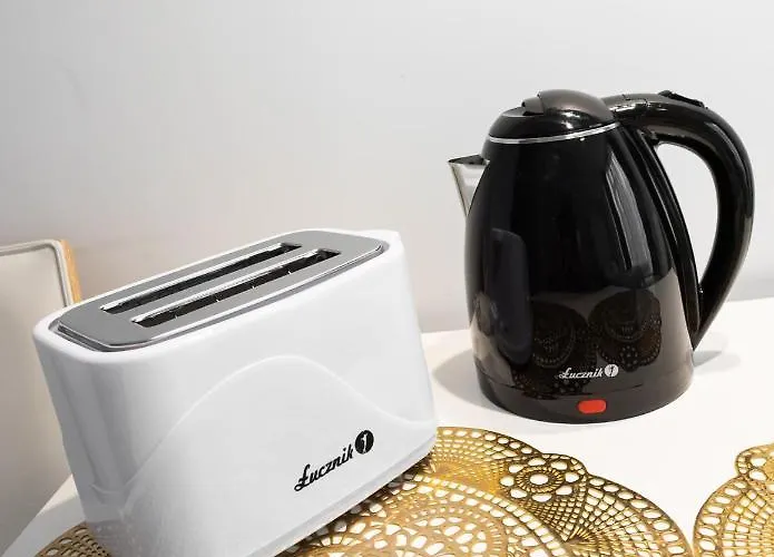 Jerozolimskie 215 By Bookinghost *